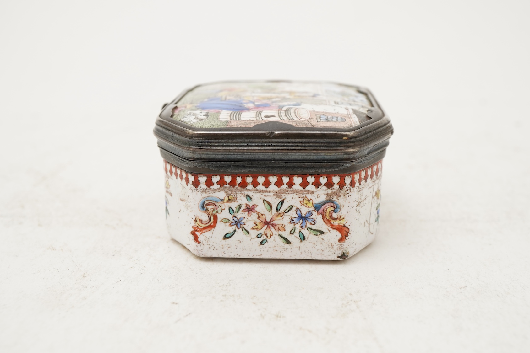 A Chinese Guangzhou enamel European subject snuff box, 18th century